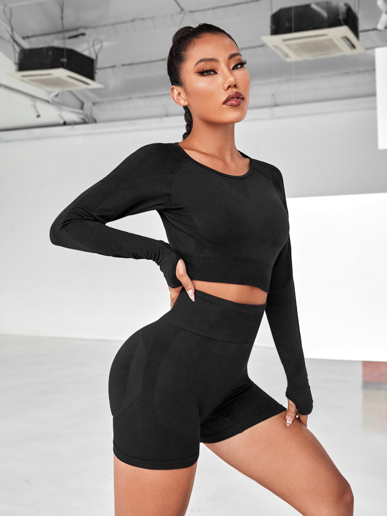 2pcs Seamless Fitness Yoga Suit Gym Outfits Set Thumbholes Cut Out Back Top Hip-hugging Shorts