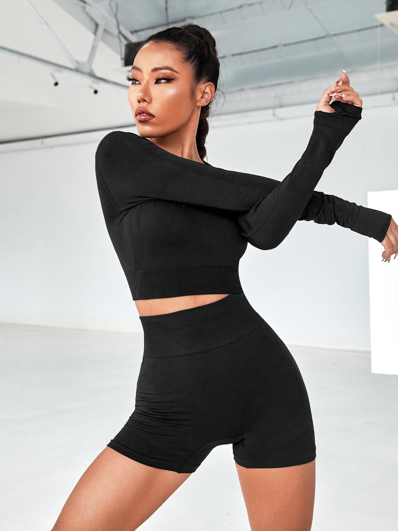 2pcs Seamless Fitness Yoga Suit Gym Outfits Set Thumbholes Cut Out Back Top Hip-hugging Shorts